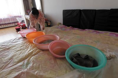 普洱楼上漏水，住户失联，小区没物管，业主维权难！律师来支招……